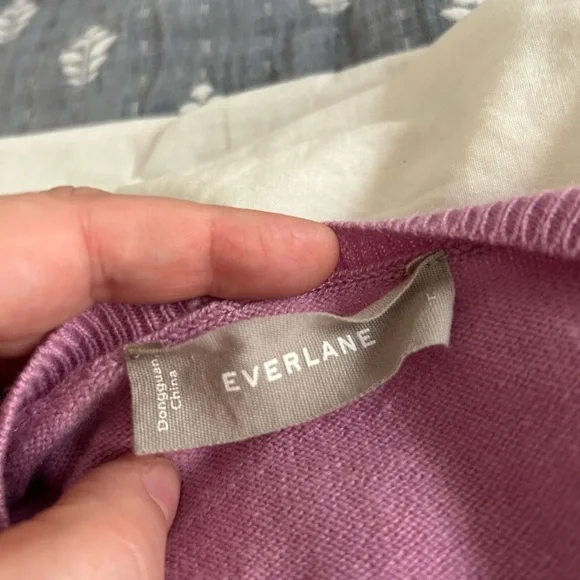 Everlane Women's V-Neck Sweater in Lavender - Picture 4 of 4